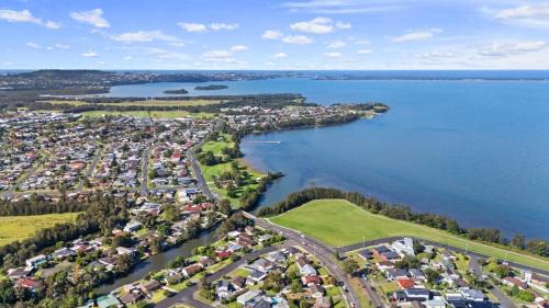 Koonawarra House | Waterside 3 BDR House with Fully Fenced & Car Park