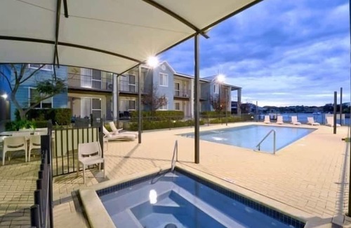 Halls Head Apartment | Waterside Apartment Mandurah with jetty