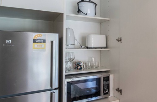 Docklands Apartment | Waterside Docklands 1BR apt with Pool WIFI Parking