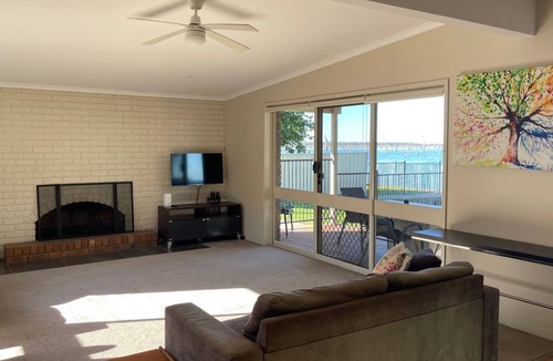 Mulwala House | Waterside Mulwala waterfront house with small boat ramp and jetty