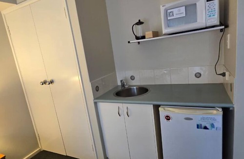 Halls Head Apartment | Waterside Studio Apartment: City Centre