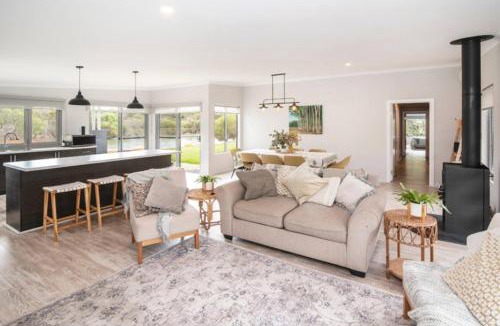 Wilyabrup House | Waterside Wilyabrup - Lake View - Family Friendly