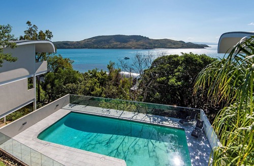 Hamilton Island House | Waves 2 Hamilton Island - oceanviews, golf buggy and transfers