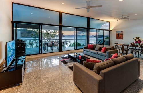 Hamilton Island Apartment | Waves 6 Four Bedroom Breathtaking Ocean Views Central Location And Buggy