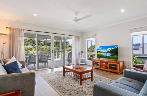 Lake Bunga House | Waves and Blossoms | Spacious Coastal Escape