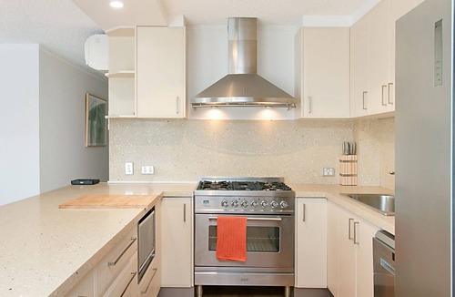 Bilinga Apartment | Waves at North Kirra - Bilinga North Kirra Beachfront - Linen Provided - Min. 3 Night Stays!