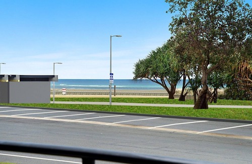 Bilinga Apartment | Waves at North Kirra - Bilinga North Kirra Beachfront - Linen Provided - Min. 3 Night Stays!