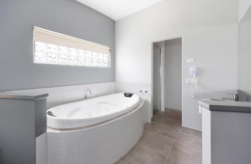 Port Campbell Hotel | Waves Luxury Suites & Port Central Apartments