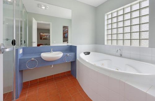 Port Campbell Hotel | Waves Luxury Suites & Port Central Apartments