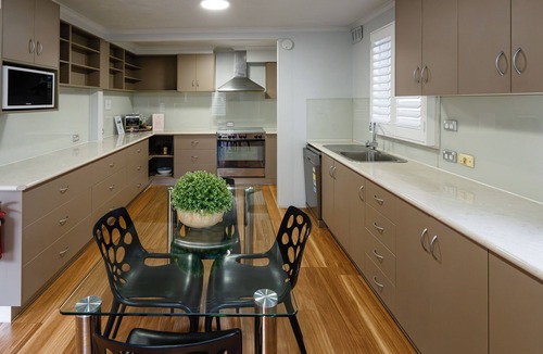 Warrnambool Hotel | Waves Motel and Apartments