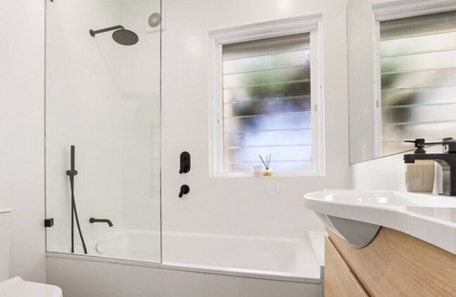Narrabeen Apartment | Waves, Sand & Surf - Seconds to Beach