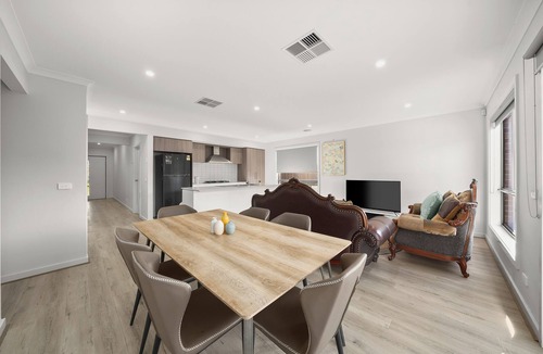 Werribee House | Werribee Nature Sounds：4B Family Getaway 2Garage