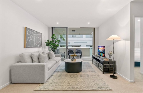 West End Apartment | West End Flat with Pool and BBQ Access