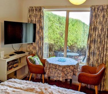 West Hobart Apartment | West Hobart self contained 1 bedroom studio walk to town