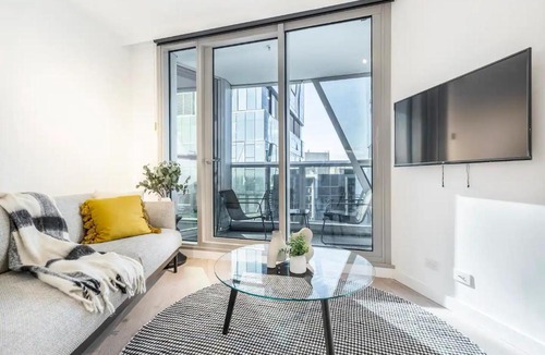 Melbourne Central Business District Apartment | West Side Trendy CBD LivingWorkShopRestPlay