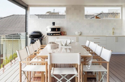 McCrae House | Where style meets the sea: 180° Views & Beachside Living