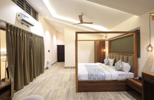 Kaul Hotel | Whispering Oaks
