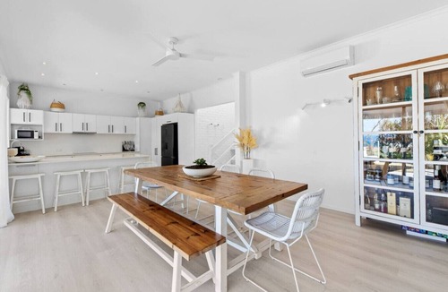 Sunshine Beach House | `WHITE BEACH HOUSE` High on Belmore, PETS welcome