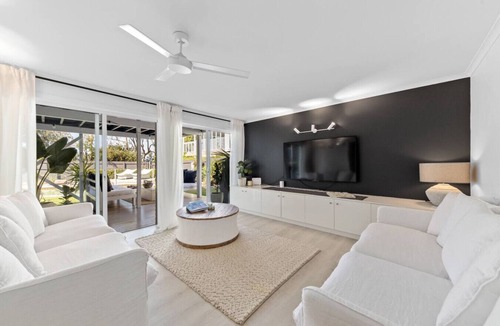 Sunshine Beach House | `WHITE BEACH HOUSE` High on Belmore, PETS welcome