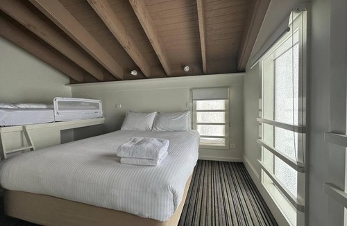 Hotham Heights Apartment | White Crystal 210