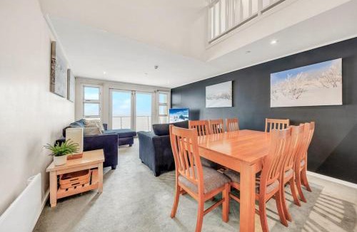 Hotham Heights Apartment | White Crystal 216
