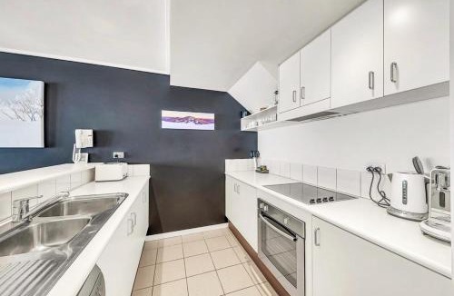 Hotham Heights Apartment | White Crystal 216
