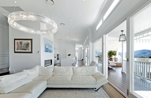 Mount Samson House | White Crystal (With Car Parking)