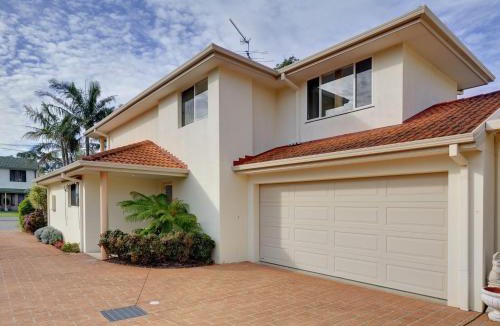Nelson Bay House | White Horses