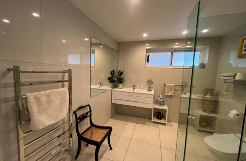 Bicheno Apartment | White House
