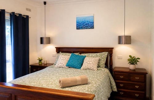 White Hills House | White House Bendigo Garden Retreat