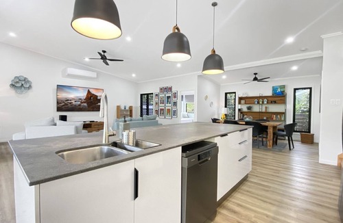 Horseshoe Bay House | White Pandanus