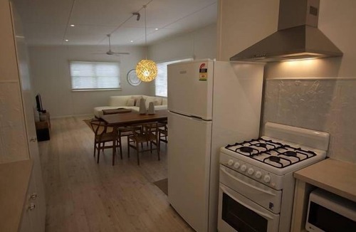 Huskisson Cottage | Whitewash Cottage (the place to unwind & relax)