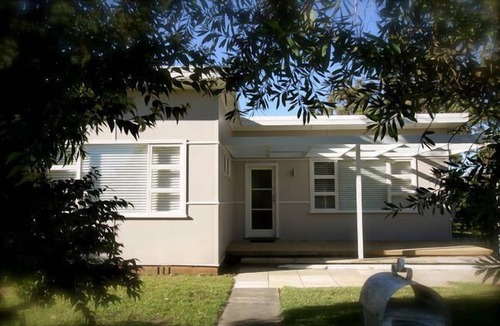 Huskisson Cottage | Whitewash Cottage (the place to unwind & relax)