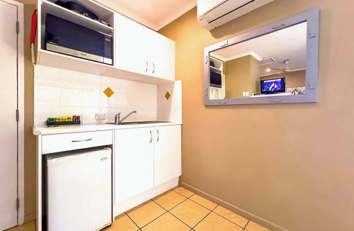 Jubilee Pocket Apartment | Whitsundays Mango House - Garden & Pool Escape