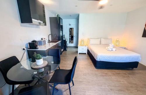 Dolphin Heads Apartment | WhitsunStays - The Black Pearl