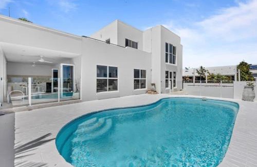 Eimeo House | WhitsunStays - The Cyclades