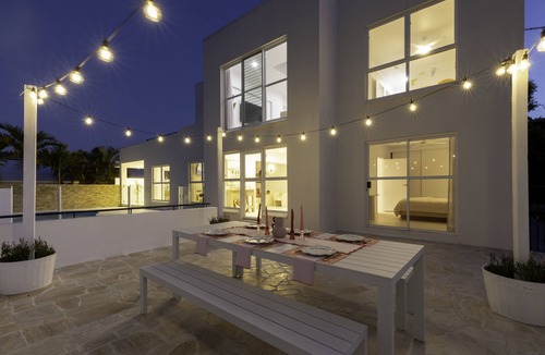 Eimeo House | WhitsunStays - The Cyclades n3br, 2bth, Pool, AC Throughout