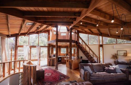 Ridgeway House | Wilderness Retreat 15mins to CBD, bath tub, forest views