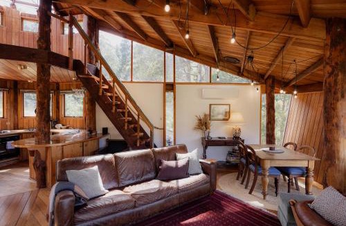 Ridgeway House | Wilderness Retreat 15mins to CBD, bath tub, forest views