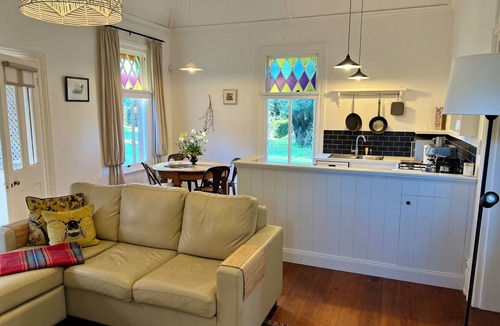 Moss Vale Cottage | Willow Cottage – Historic Southern Highlands Retreat with Fireplace & Patio