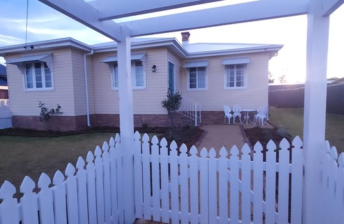 Stanthorpe House | Willow's Garden Couples retreat, woodfired hottub, Giant hammock, Chess & Swing.
