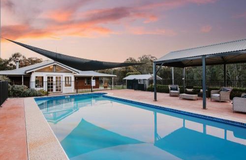 Budgee Budgee House | 'Wilpine' Poolside Country Luxury near Town