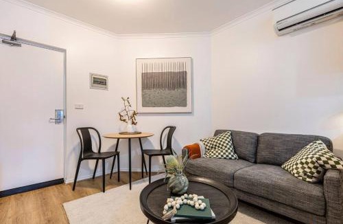 Windsor Apartment | Windsor Base - Steps to Shopping, Dining & Nightlife