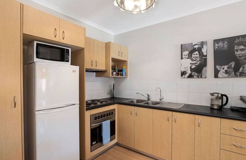 Adelaide Central Business District Apartment | Windsor Lodge 3 Bed CBD Apt