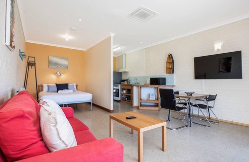 Lancelin Apartment | Windsurfer Beach Chalet 1 - No frills holiday vibe