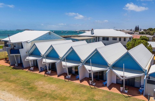 Lancelin Apartment | Windsurfer Beach Chalet 2 - No Frills holiday vibe