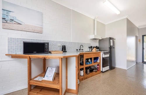 Lancelin House | Windsurfer Beach Chalet 3 - No frills holiday vibe