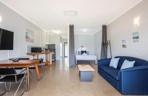 Lancelin Apartment | Windsurfer Beach Chalet 2