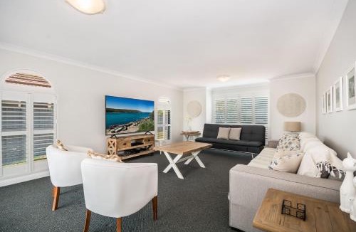 Yamba House | Witonga Waters - Pet Friendly Luxury Waterfront Escape with Pool & Pontoon - Holiday Yamba