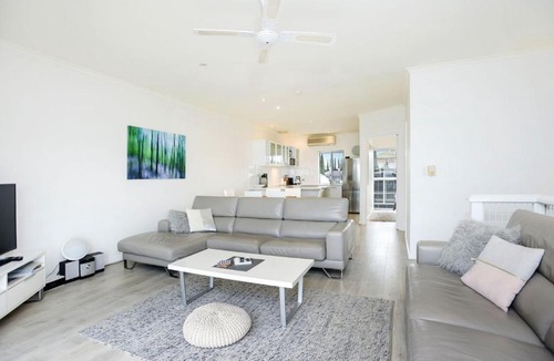 Victor Harbor House | Wonderful Central Location Sea Views